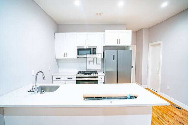 Foto del edificio - Newly renovated 3-bed/2-bath apt on HEMLOC...