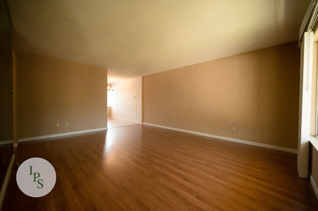 Building Photo - 5090 N Roosevelt Ave