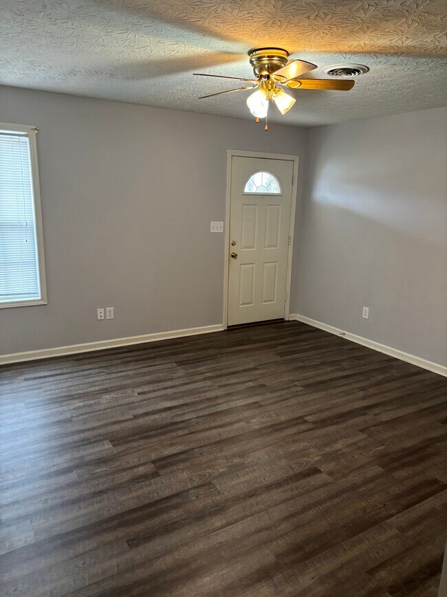 Foto del edificio - 750 Upper Smiths Grove Rd