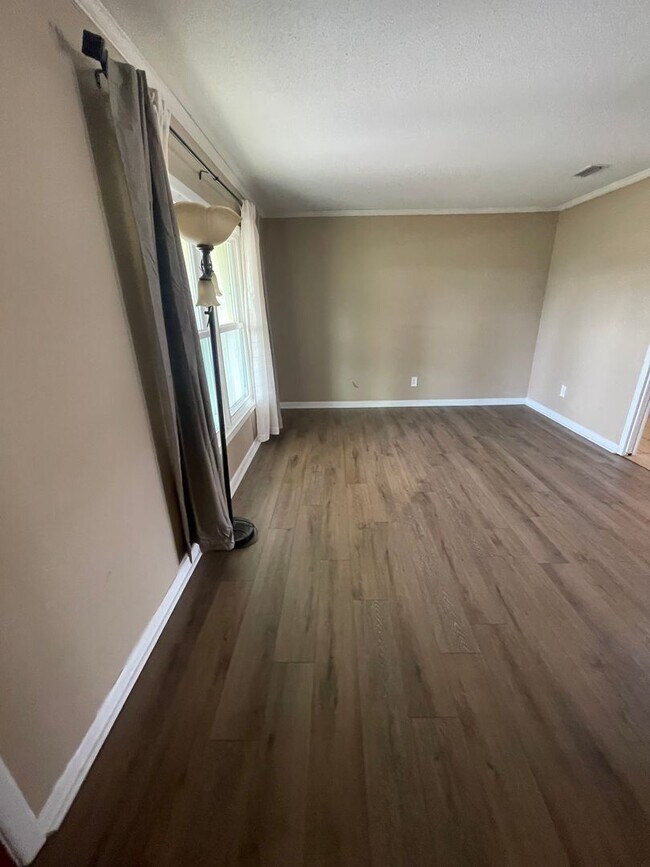 Building Photo - 306 Meadowlark Ln