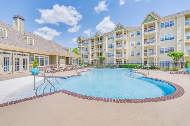 Building Photo - Vintage Retreat Apartments