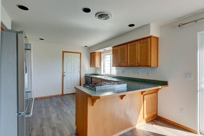 Foto del edificio - 2 Bed 2.5 Bath + Bonus Room & Large Family Room Upstairs in Admirals Cove