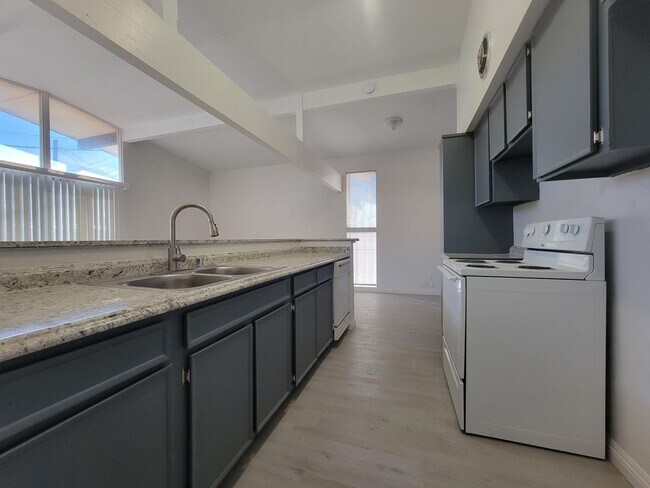 Foto del edificio - Renovated Single Family Home!  Large backy...