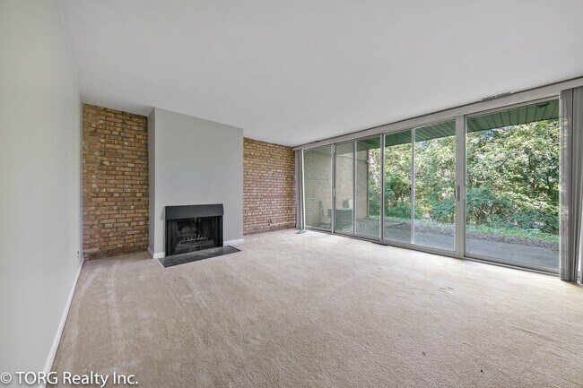 Foto del edificio - 5904 Forest View Rd