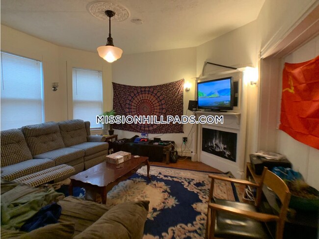 Foto del edificio - 64 Fisher Ave