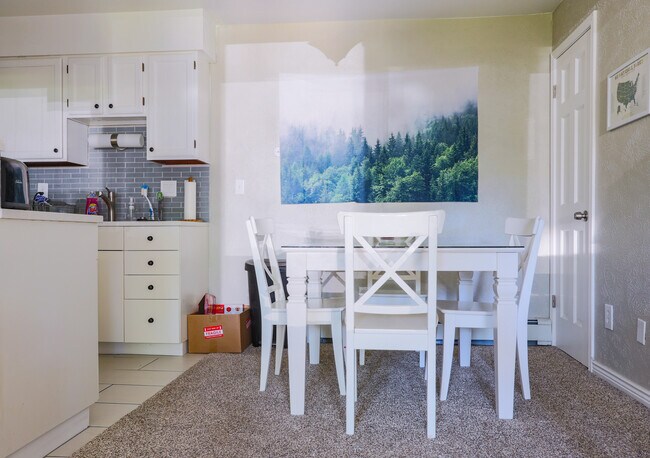 Dining Area - 665 Manhattan Dr
