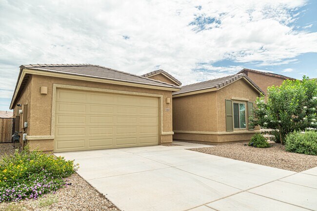 Foto del edificio - 12640 N Wildrose Dr