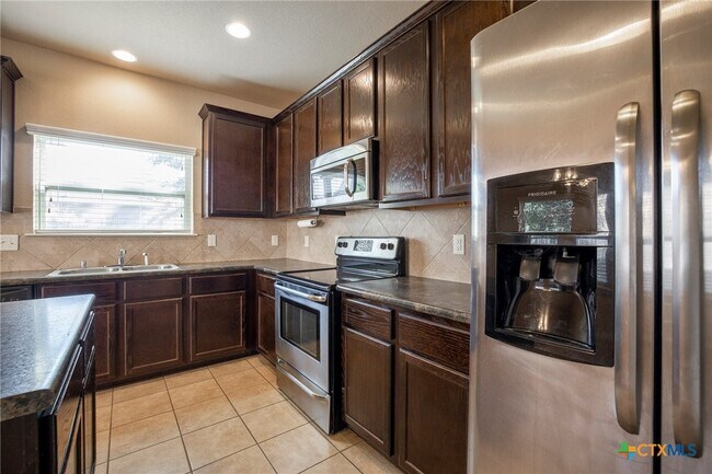 Foto del edificio - 433 Stonebrook Dr