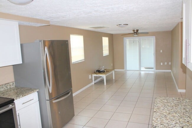Building Photo - 7140 Bellaire Terrace