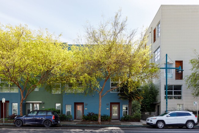 Foto del edificio - Beautiful Emeryville Townhouse!