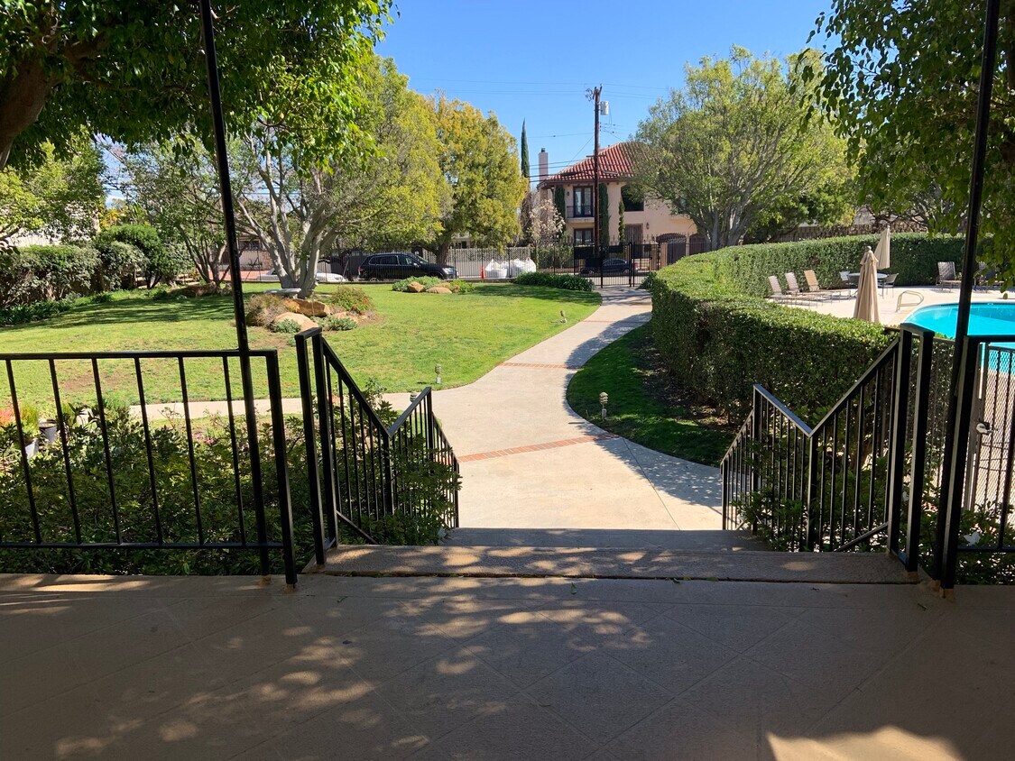 Courtyard - 2385 Roscomare Rd