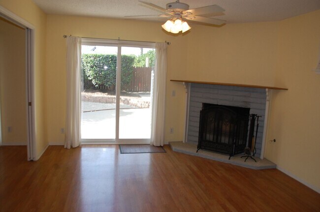 Foto del edificio - Large Home Near Magnolia Shopping Center