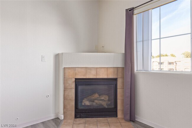 Building Photo - 3400 Cabana Dr