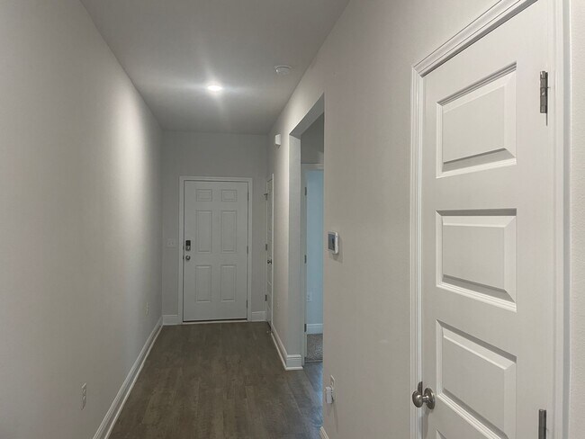 Building Photo - Modern 4 Bedroom