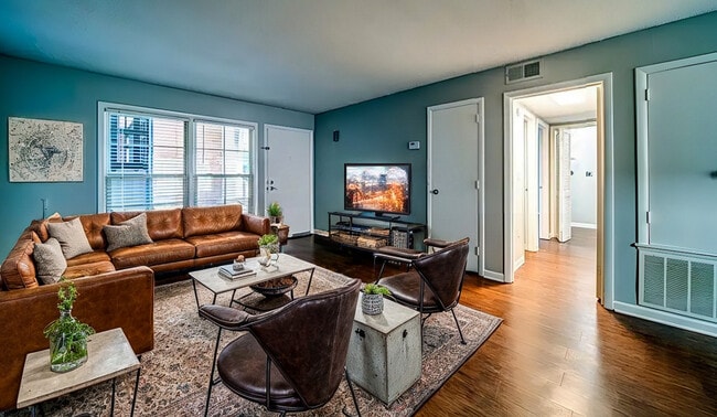 Amplias salas de estar en Courtyard on Main en Salisbury, Carolina del Norte - Courtyard on Main