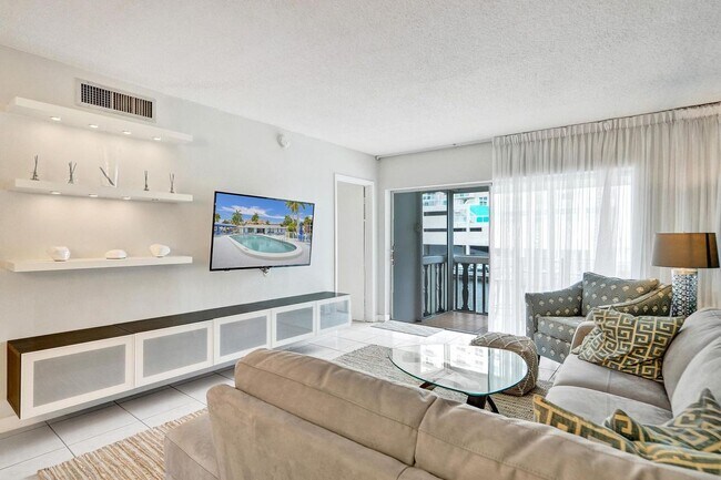 Building Photo - 450 Paradise Isle Blvd