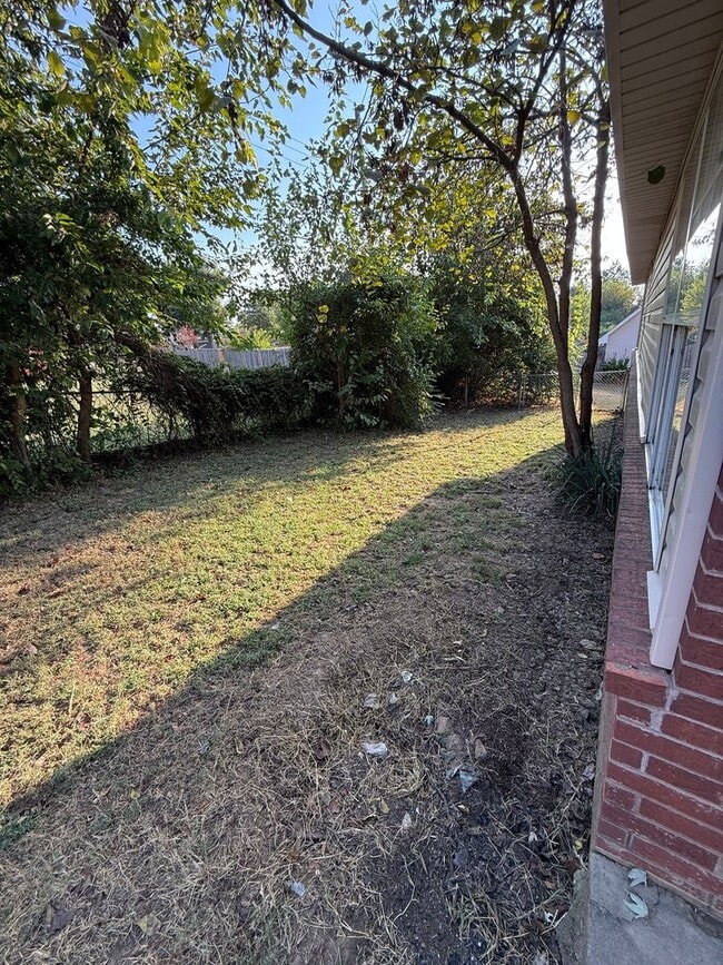 Building Photo - Nice 3 Bed, 2 Bath, 2 car garage. House To...