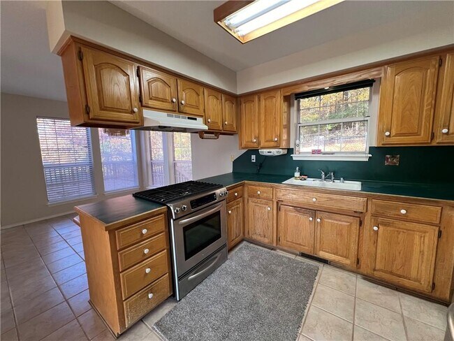 Building Photo - 1606 N Forest Heights