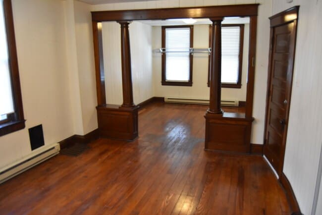 Building Photo - 1st Floor Apartment