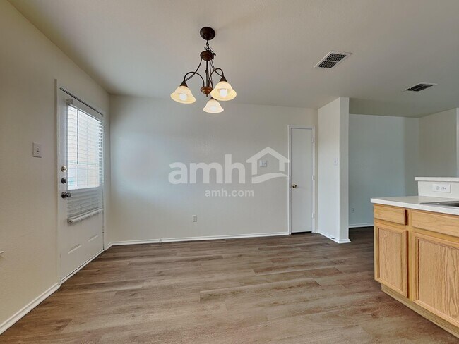 Foto del edificio - 1520 Wind Star Way