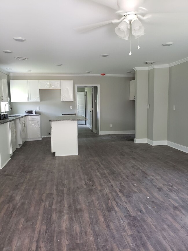 Building Photo - 1021 Pine St