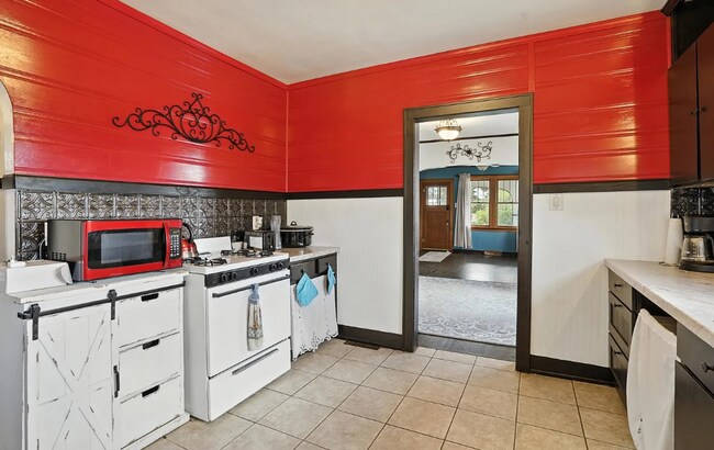 Foto del edificio - Fully Furnished 5-Bedroom Retreat in the Heart of Lead, SD!