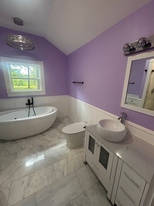 Foto del edificio - Serene 3BR Ranch with Spacious Yard & Updated Interiors
