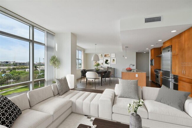 Foto del edificio - 1120 E Kennedy Blvd