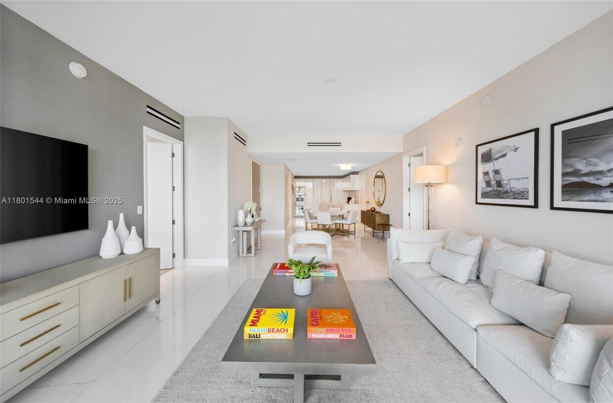 Primary Photo - 10201 Collins Ave