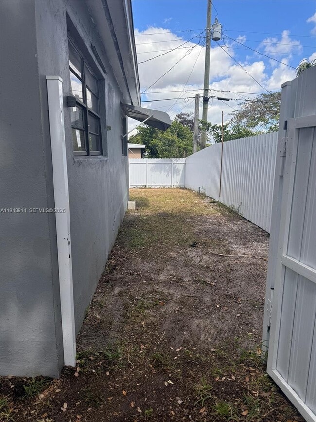 Building Photo - 5721 SW 41st St