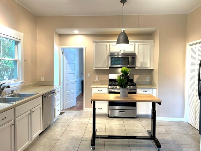 Building Photo - Charming 2 bedroom, 2 bath home, with deta...