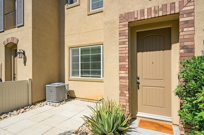 Foto del edificio - $3,750 - 3 Bed / 3 Bath Townhome in Agave ...