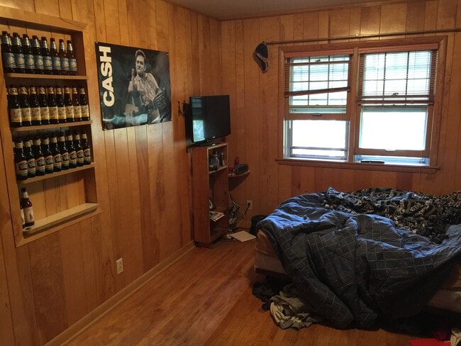 Building Photo - 4 Bed 1 Bath close to UWEC!