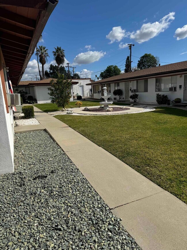 Building Photo - 407 Violet Ave