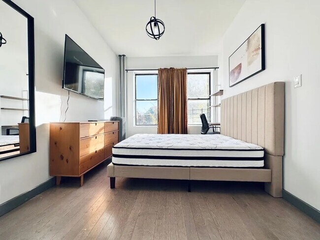 Foto del edificio - Furnished room/NOT APARTMENT