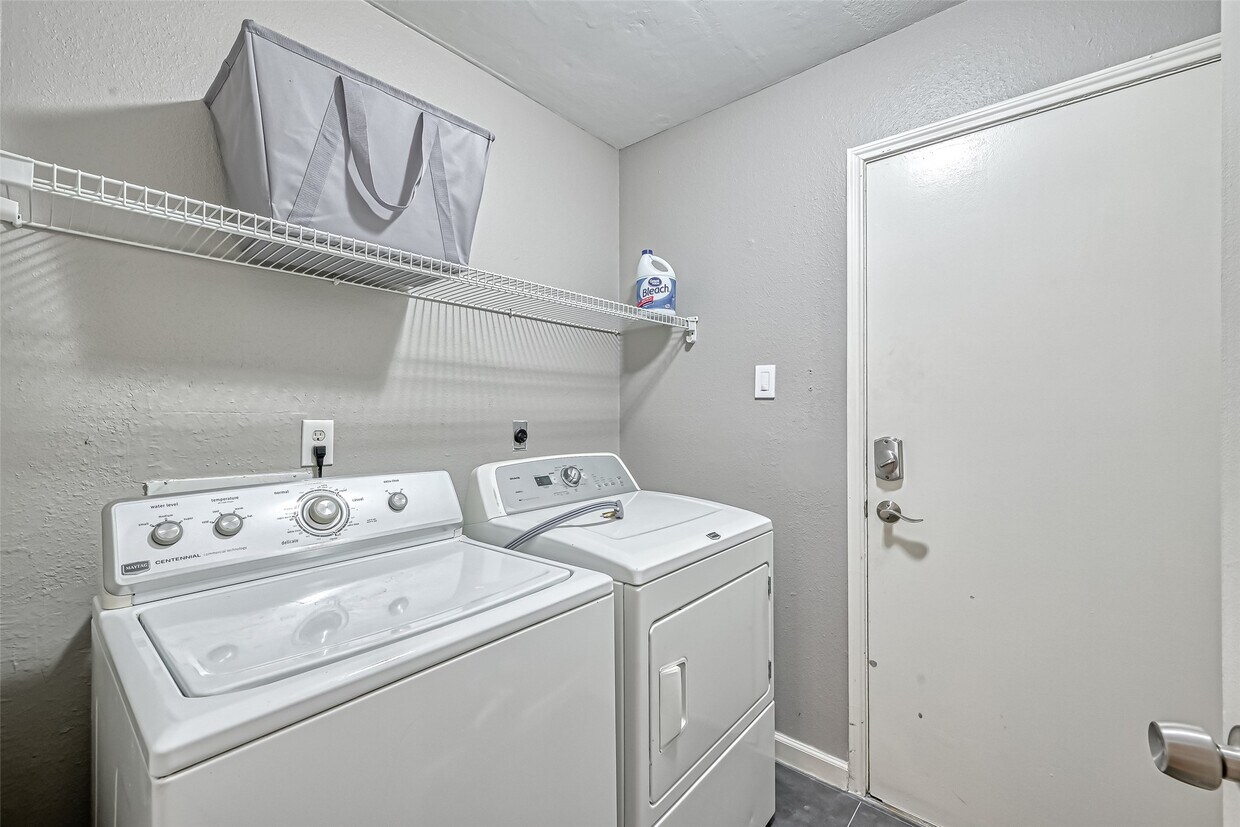 Foto principal - 2215 Fort Laramie Dr