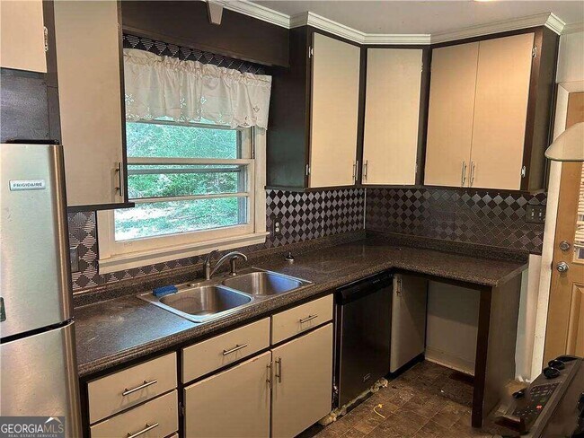 Building Photo - 150 Sherwood Dr