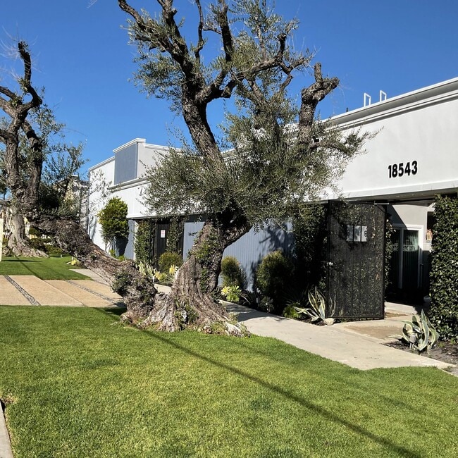 Building Photo - Villa Royale