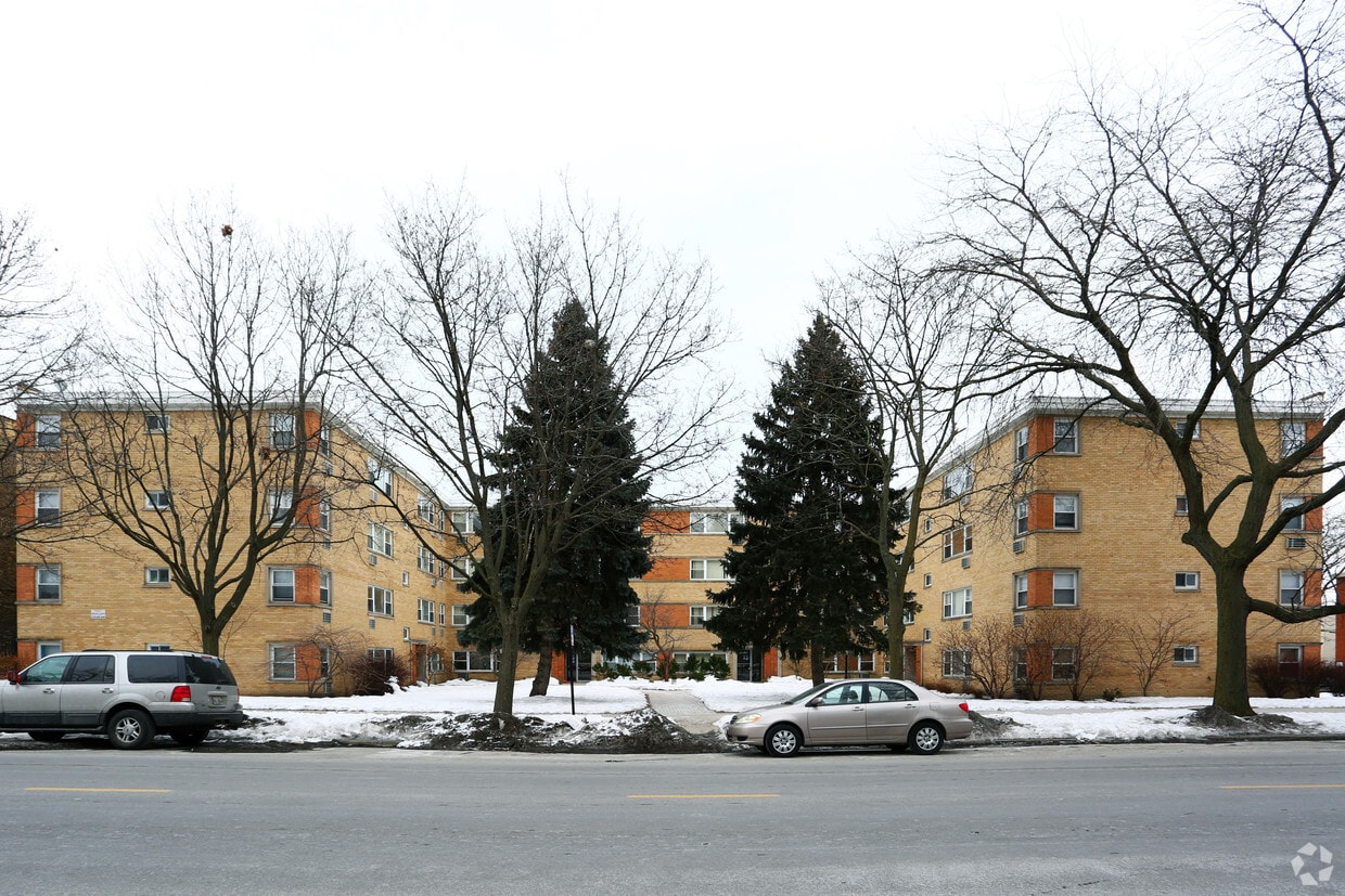 Building Photo - 7423-37 N Ridge Rd