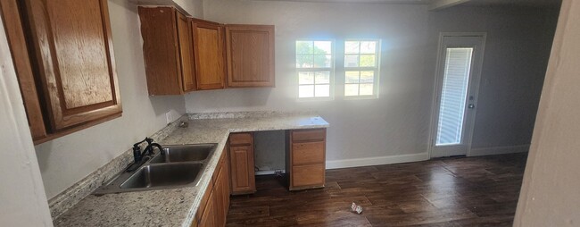 Building Photo - Newly renovated! $200 off First Full month...