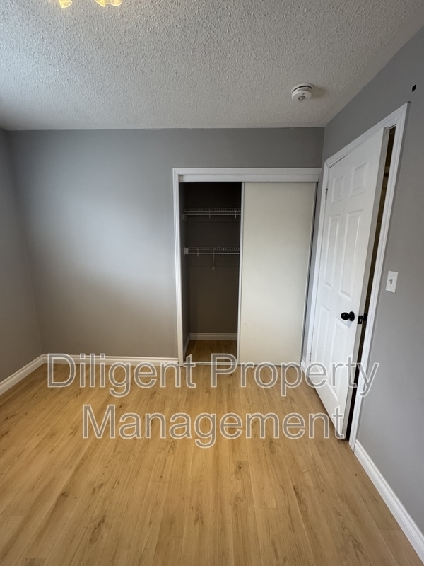 Building Photo - 1537 Ravenwood Dr