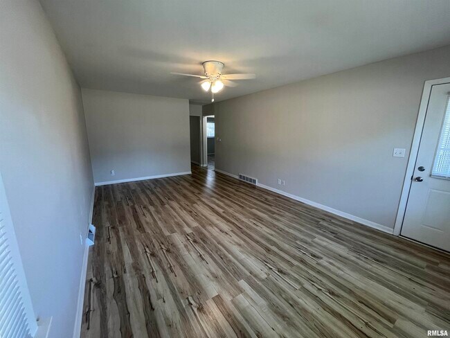 Foto del edificio - 423-425 E George Washington Blvd