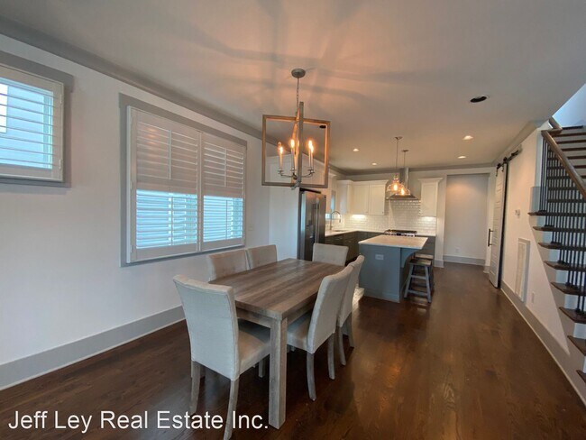 Foto del edificio - 5 br, 3.5 bath House - 1104B W Grove Ave.