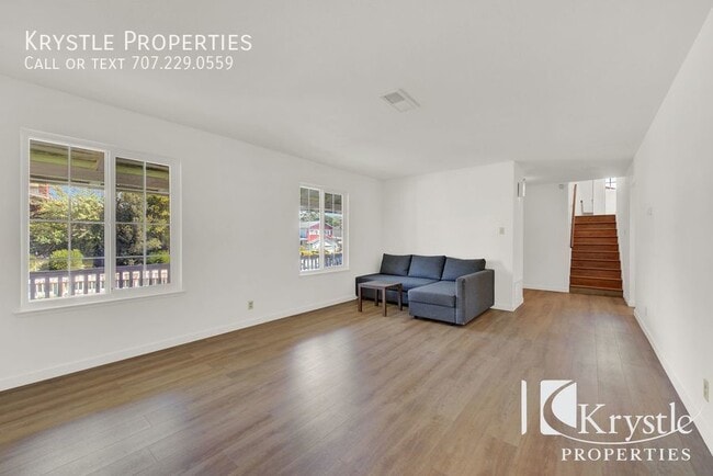 Building Photo - Wonderfully spacious home with incredible,...