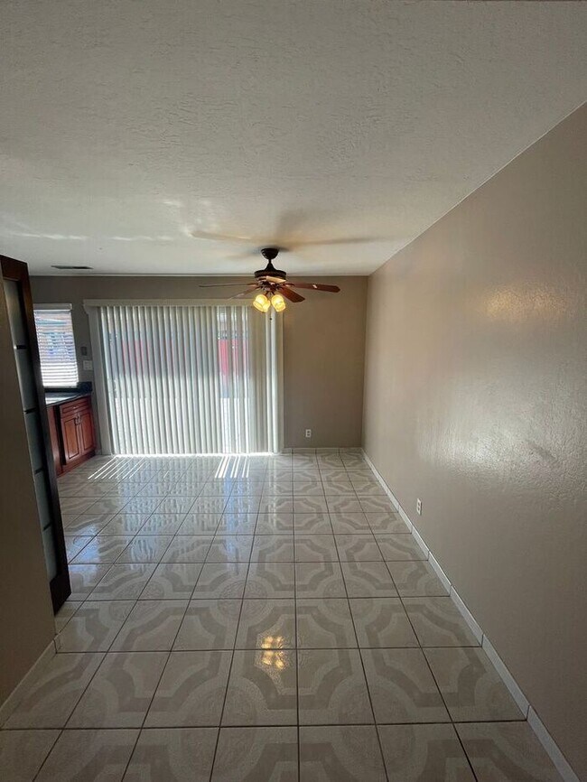 Building Photo - Great 3 Bedrooms 1.5 bath
