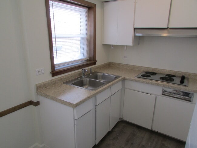 Kitchen - 430 Callan Ave