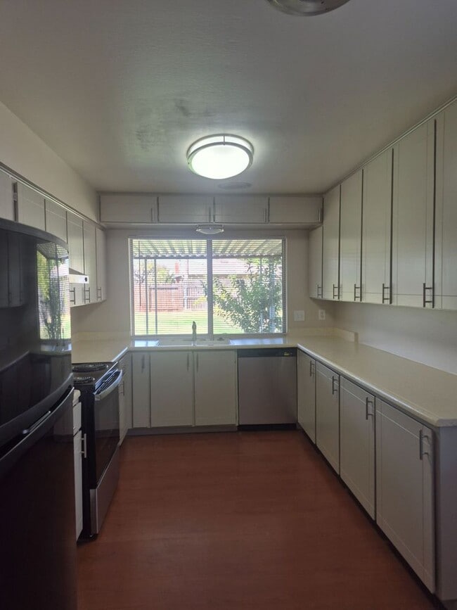 Building Photo - 7338 Hayward Dr