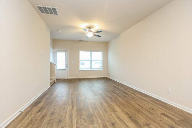 Building Photo - Charming 2-Bedroom Townhome in Lovely La V...