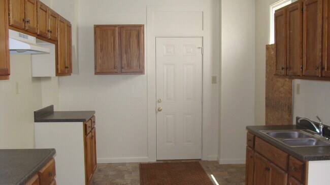 Building Photo - Large 5 Bedroom Home In West End Of York