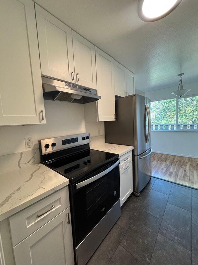 Building Photo - 455 Plum St